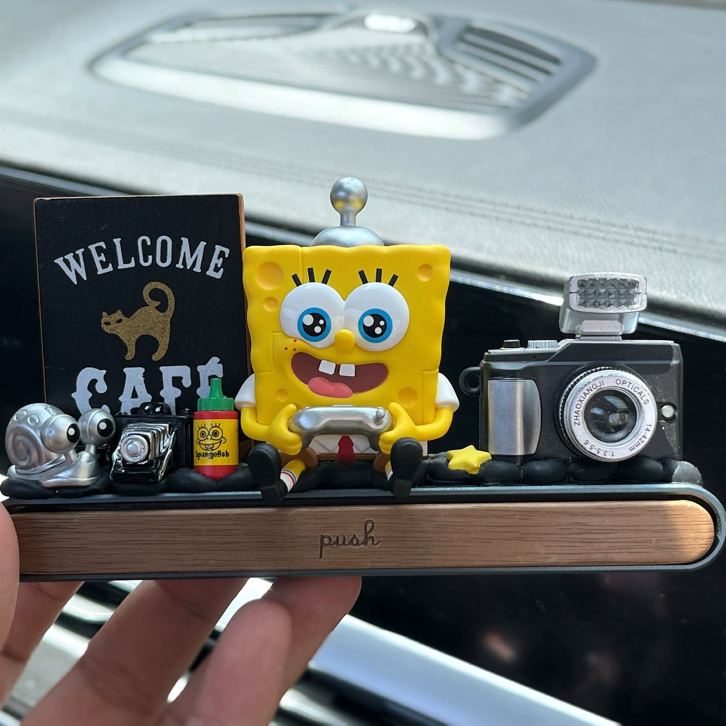 POP MART SpongeBob dashboard ornament with gift box and magnetic parking number plate